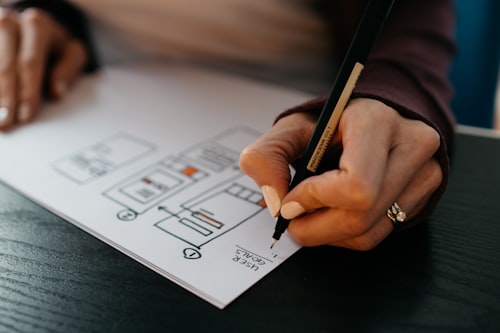 Wireframe sendo esboçado à mão